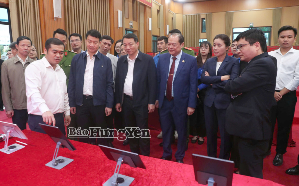 Các đại biểu trao đổi công tác ứng dụng khoa học công nghệ trong chuyển đổi số.