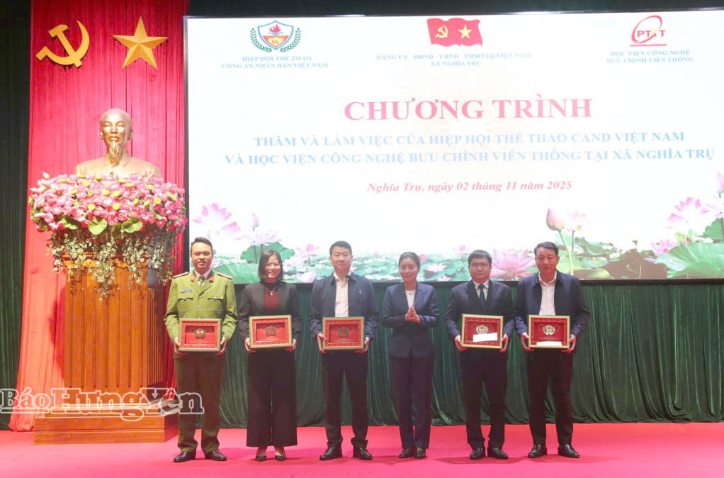 Đại diện Hiệp hội Thể thao Công an nhân dân trao quà của Bộ trưởng Bộ Công an tặng xã Nghĩa Trụ.