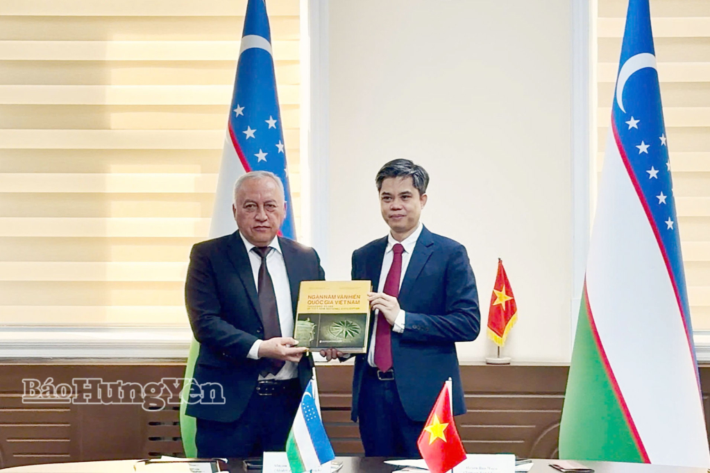 Đồng chí Nguyễn Văn Chiến, Ủy viên Ban Thường vụ, Trưởng ban Tuyên giáo và Dân vận Tỉnh ủy Hưng Yên trao tặng cuốn sách cho ông Abidov Zakir Khalilovich, Chủ tịch Liên minh các thành phố kết nghĩa thuộc Ủy ban về quan hệ liên dân tộc và kiều bào ở nước ngoài của Uzbekistan.