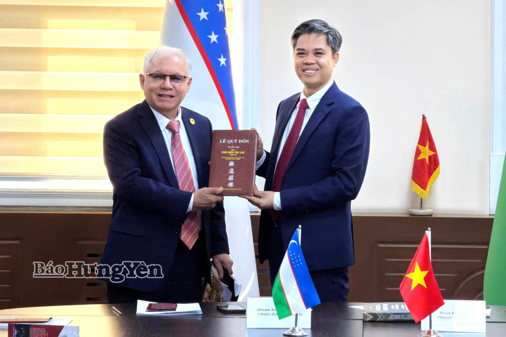 Đồng chí Nguyễn Văn Chiến, Ủy viên Ban Thường vụ,  Trưởng ban Tuyên giáo và Dân vận Tỉnh ủy Hưng Yên trao tặng cuốn sách về danh nhân văn hóa Lê Quý Đôn cho ông Alisher Rustamovich Mukhamedov, Chủ tịch Hội hữu nghị Uzbekistan - Việt Nam.