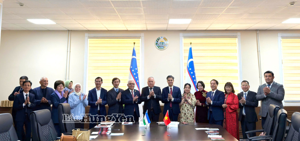 Các thành viên trong đoàn công tác tỉnh Hưng Yên tại Uzbekistan và các đại biểu dự buổi làm việc.