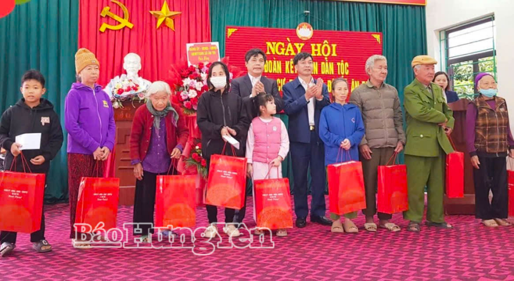 Các hộ nghèo ở khu dân cư Tam Đô, xã Ân Thi được tặng quà trong Ngày hội Đại đoàn kết toàn dân tộc.