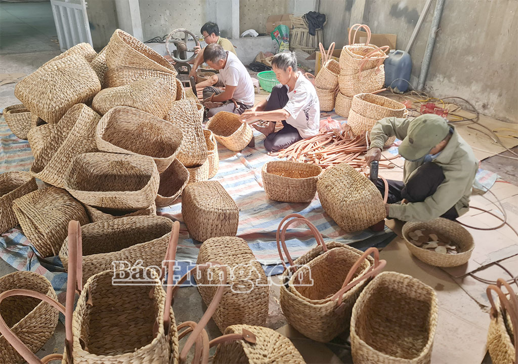 Sản xuất hàng thủ công mỹ nghệ tại Công ty TNHH Mỹ nghệ Phương Đông (xã Bắc Đông Hưng).