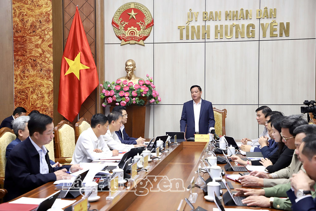 Đồng chí Chủ tịch UBND tỉnh Nguyễn Khắc Thận phát biểu tại phiên họp và hội nghị.