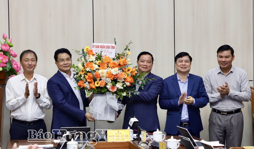 Đồng chí Chủ tịch UBND tỉnh và các đồng chí Phó Chủ tịch UBND tỉnh tặng hoa chúc mừng đồng chí Lê Quang Hòa, Ủy viên Ban Thường vụ Tỉnh ủy, Phó Chủ tịch UBND tỉnh.