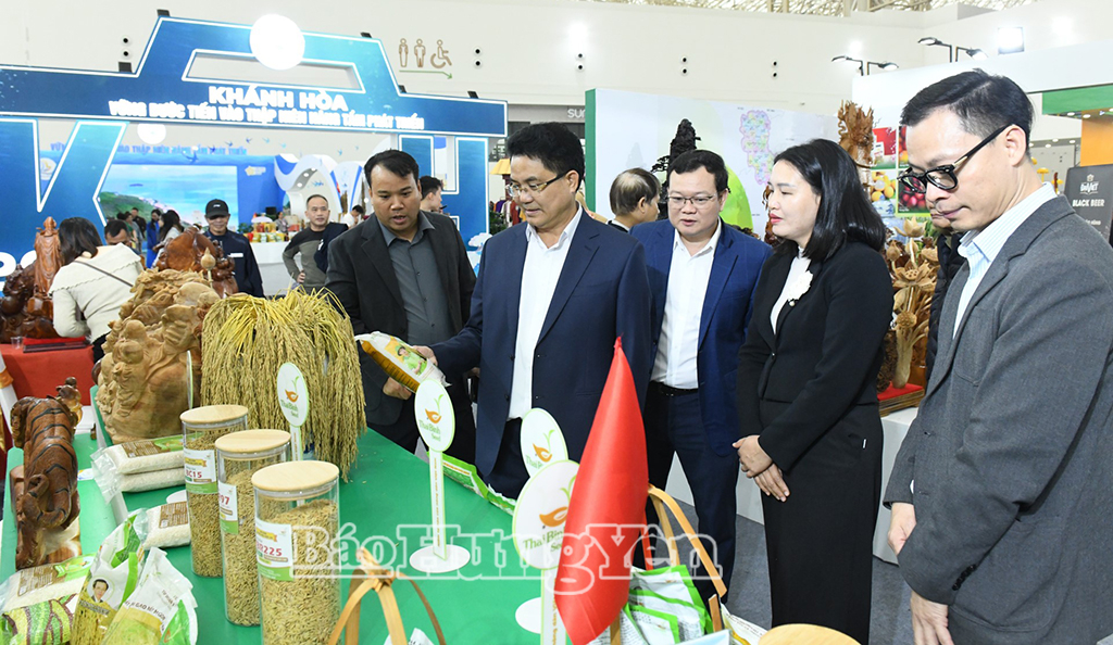 Phó Chủ tịch UBND tỉnh Lê Quang Hòa thăm các gian hàng trưng bày của tỉnh Hưng Yên tại hội chợ.