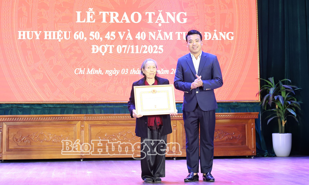 Lãnh đạo Đảng ủy xã Chí Minh trao Huy hiệu 60 năm tuổi Đảng tặng đảng viên Nguyễn Thị Chính, đang sinh hoạt tại Chi bộ thôn Tân Hưng.