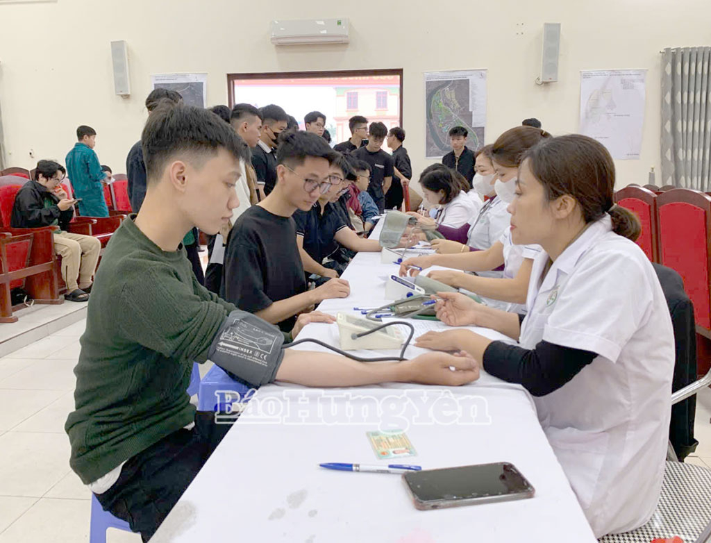 Khám sơ tuyển sức khỏe cho công dân trong độ tuổi thực hiện nghĩa vụ quân sự tại xã Khoái Châu.