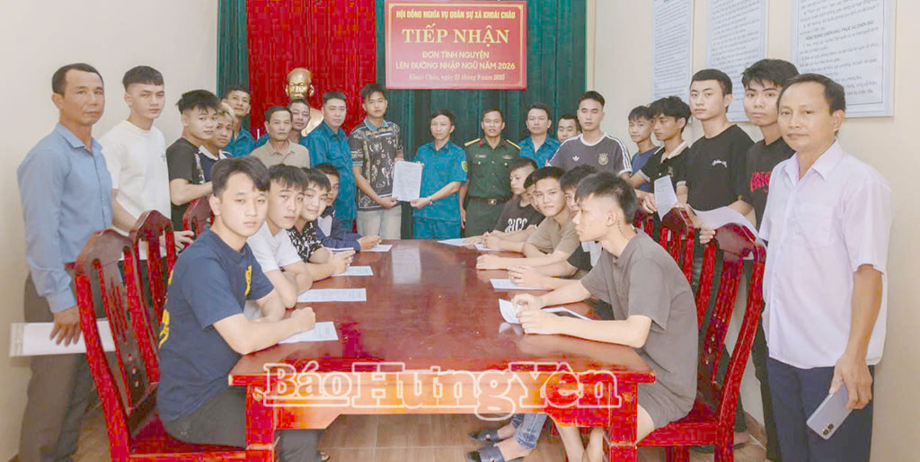 Đông đảo công dân trong độ tuổi tại xã Khoái Châu viết đơn tình nguyện, xung phong nhập ngũ.
