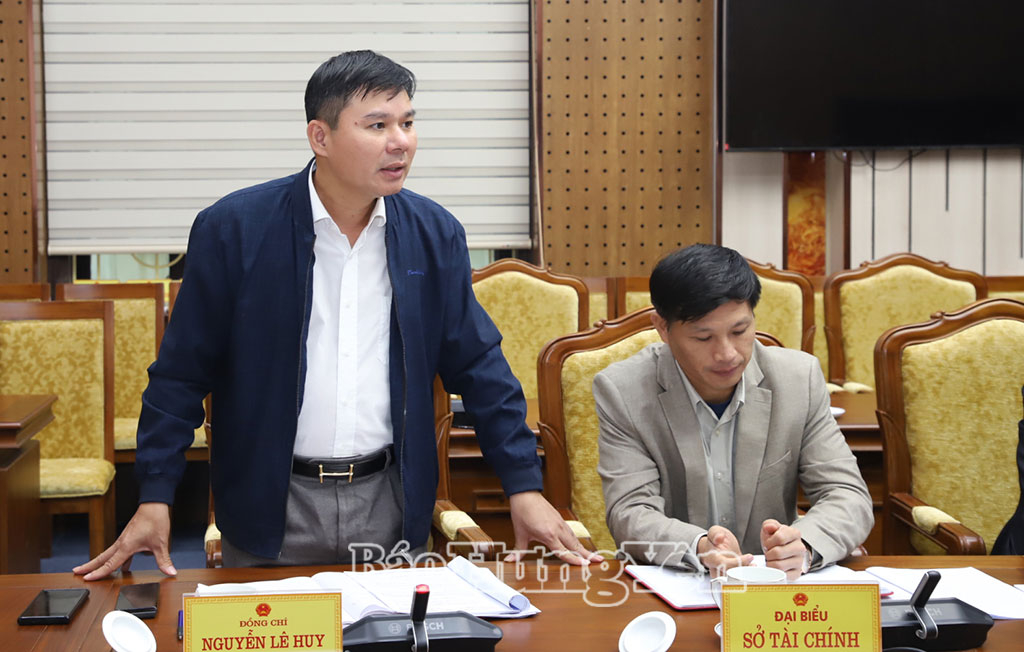 Đồng chí Phó Chủ tịch Thường trực UBND tỉnh Nguyễn Lê Huy phát biểu tại phiên họp.