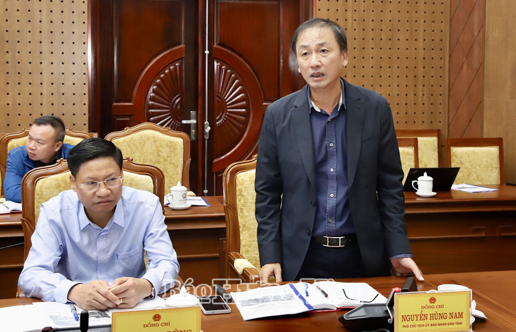 Đồng chí Phó Chủ tịch UBND tỉnh Nguyễn Hùng Nam phát biểu tại phiên họp.