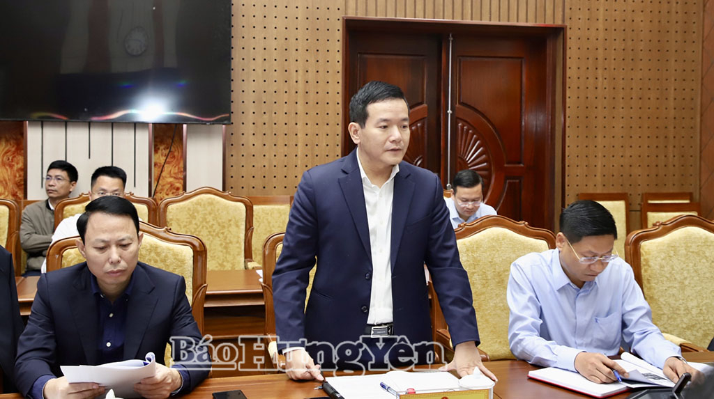 Đại diện Sở Xây dựng báo cáo tại phiên họp.