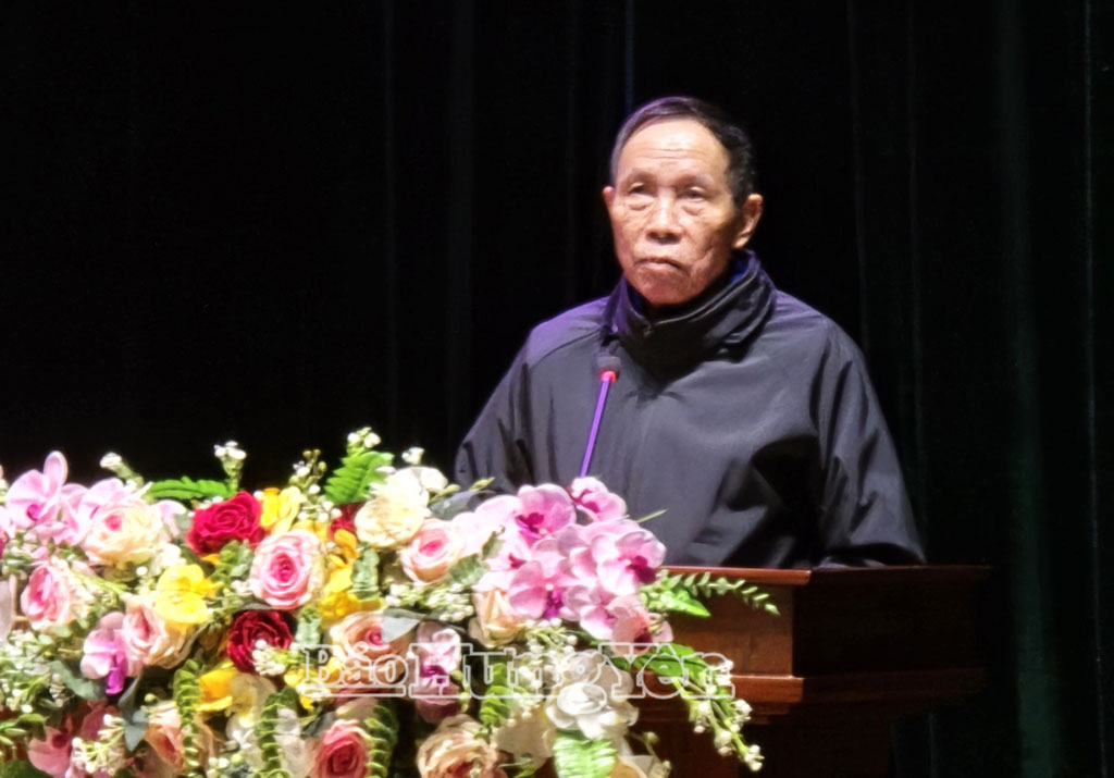 Cử tri xã Nguyễn Du kiến nghị tại hội nghị.