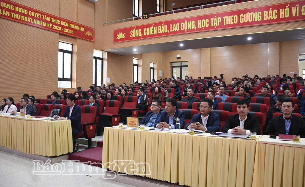 Quang cảnh hội nghị tiếp xúc cử tri. Ảnh: Vũ Huế 