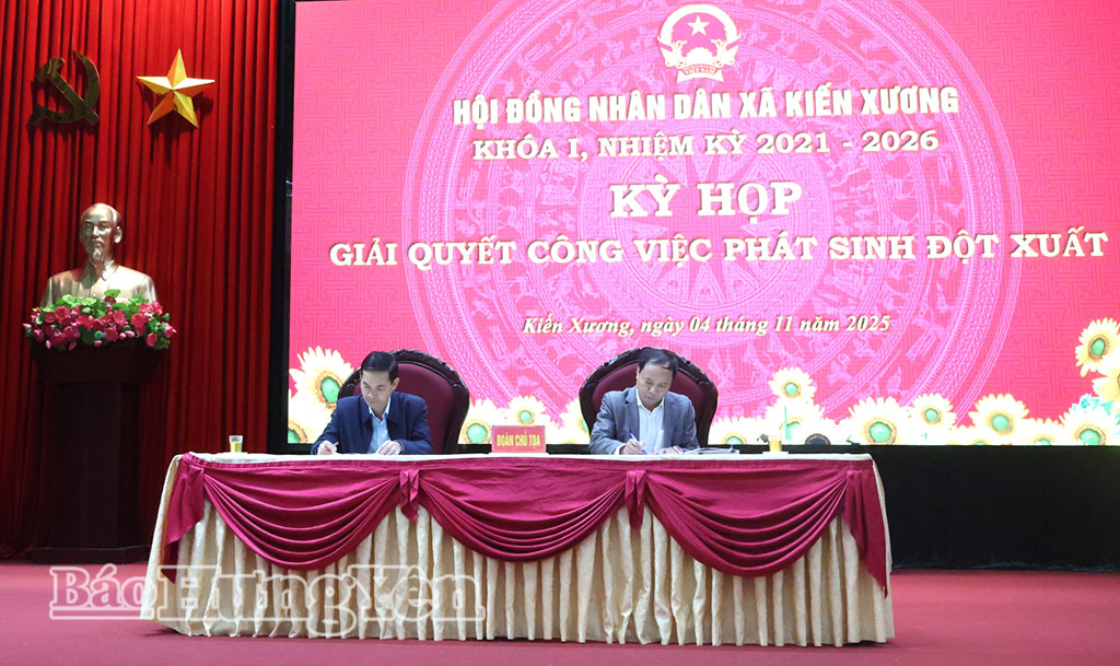 Đoàn Chủ tọa kỳ họp.