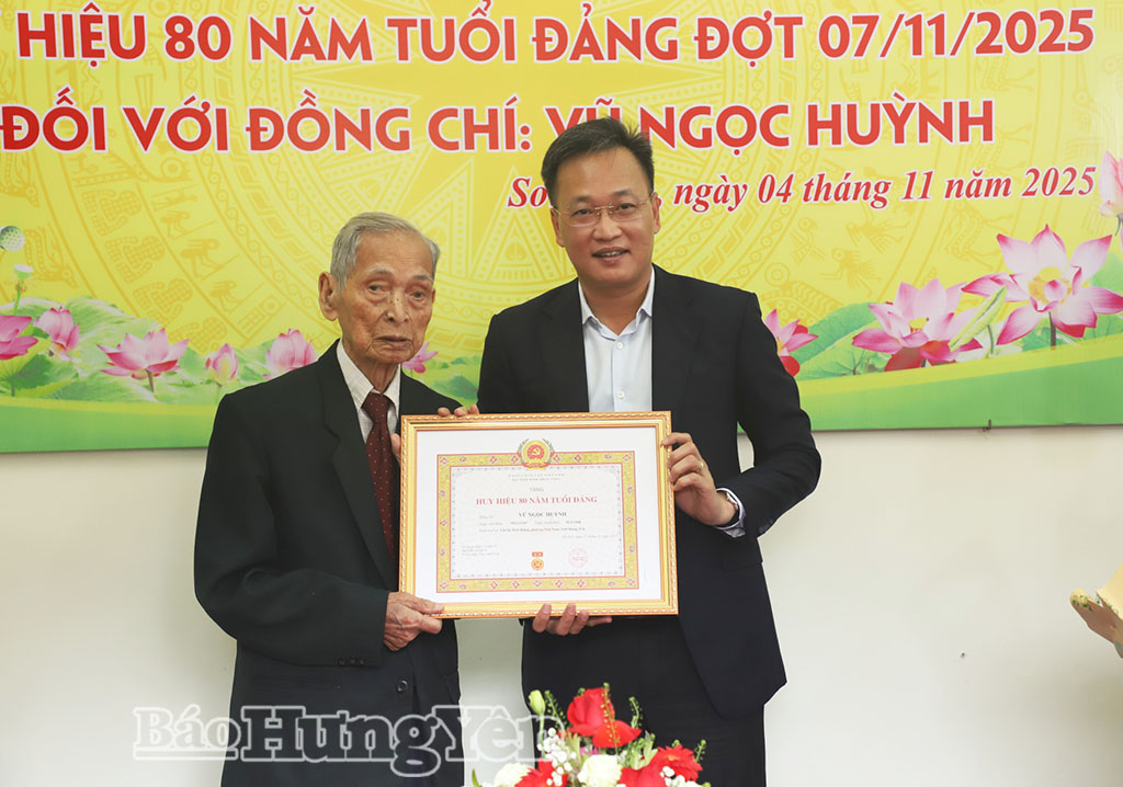 Đồng chí Bí thư Tỉnh ủy Nguyễn Hữu Nghĩa trao tặng Huy hiệu 80 năm tuổi Đảng cho đảng viên Vũ Ngọc Huỳnh.