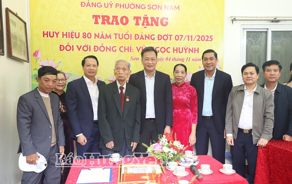 Đồng chí Bí thư Tỉnh ủy Nguyễn Hữu Nghĩa cùng các đại biểu với đảng viên Vũ Ngọc Huỳnh.