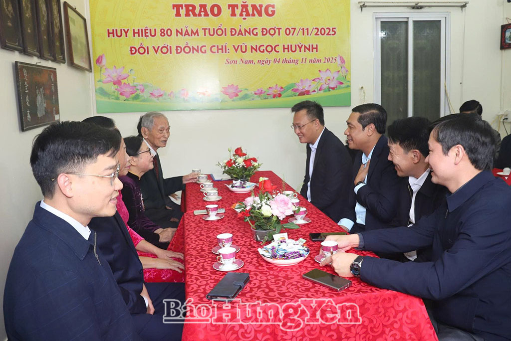 Đồng chí Bí thư Tỉnh ủy Nguyễn Hữu Nghĩa và các đại biểu dự lễ trao tặng Huy hiệu 80 năm tuổi Đảng cho đảng viên Vũ Ngọc Huỳnh.