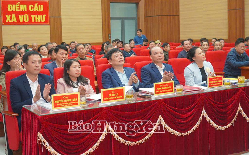 Tổ đại biểu  HĐND tỉnh số 18  dự hội nghị tiếp xúc cử tri. Ảnh: Hữu Phước