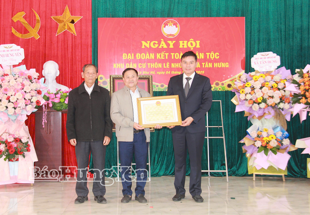 Đồng chí Phó Chủ tịch Thường trực UBND tỉnh Nguyễn Lê Huy trao Bằng khen của Chủ tịch UBND tỉnh cho khu dân cư thôn Lê Như Hổ.