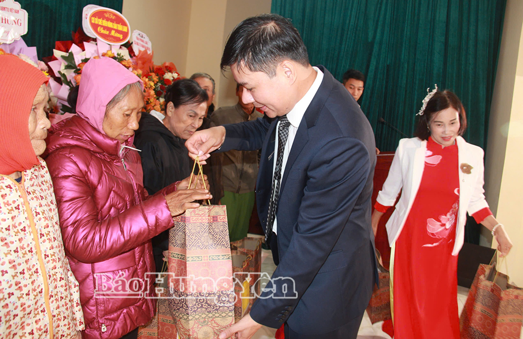 Đồng chí Phó Chủ tịch Thường trực UBND tỉnh Nguyễn Lê Huy trao quà tặng các gia đình khó khăn trong khu dân cư thôn Lê Như Hổ.