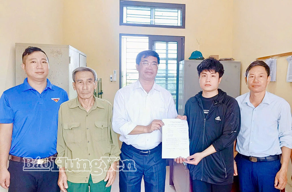 Thanh niên Nguyễn Tiến Dũng (thôn Hậu Trữ) sau khi tốt nghiệp đại học đã viết đơn xung phong nhập ngũ. 