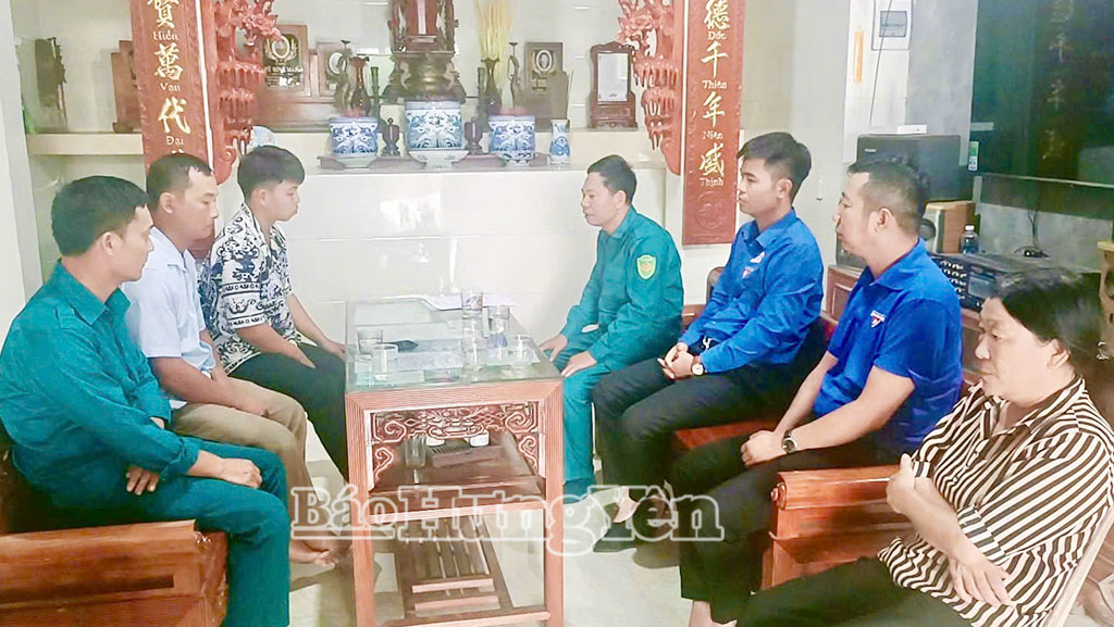 Ban Chỉ huy quân sự phối hợp Đoàn Thanh niên xã Nam Thụy Anh tuyên truyền, vận động tại gia đình có công dân trong độ tuổi thực hiện NVQS.