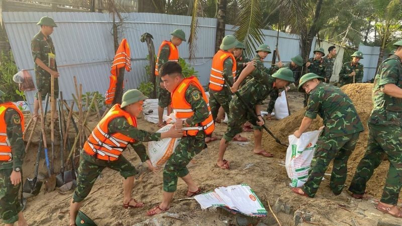 Cán bộ, chiến sĩ Trung đoàn 971, Bộ Chỉ huy quân sự thành phố Đà Nẵng khắc phục sự cố kè biển ở An Bàng, thành phố Hội An bị sạt lở nghiêm trọng do ảnh hưởng của cơn bão số 12.