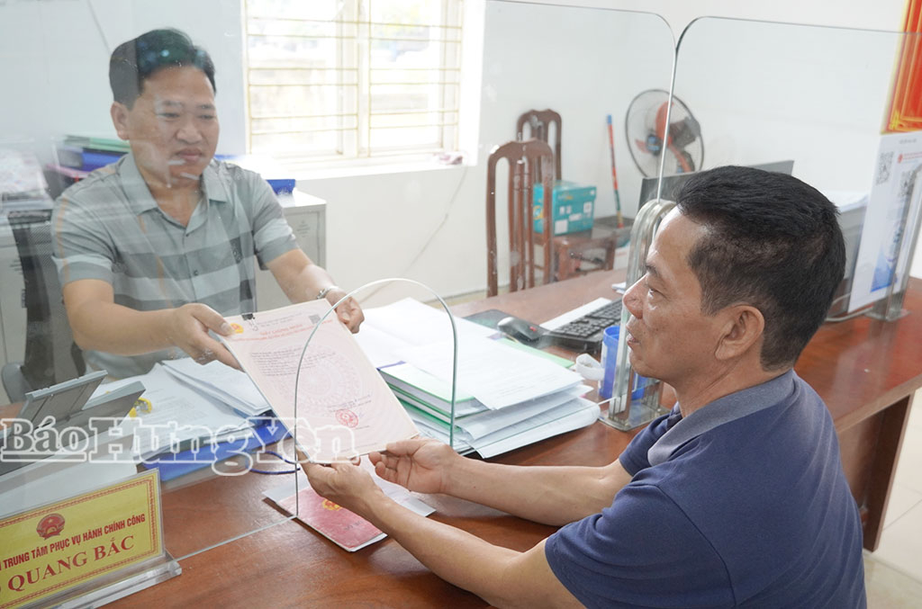 Người dân đến làm thủ tục thừa kế đất đai tại Trung tâm Phục vụ hành chính công xã Thái Ninh.