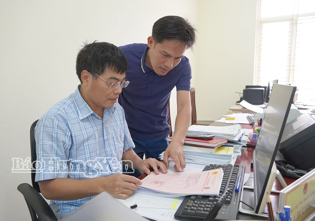 Cán bộ Phòng Kinh tế xã Thái Ninh rà soát thông tincấp giấy chứng nhận quyền sử dụng đất lần đầu.