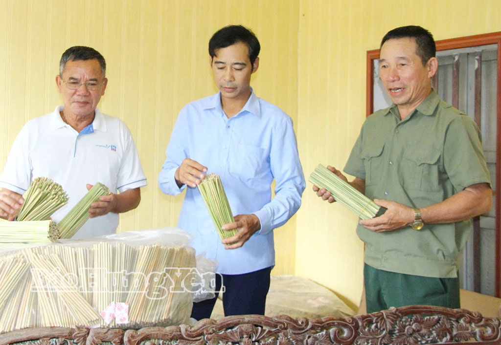 Sản phẩm ống hút cỏ bàng do cơ sở của ông Nguyễn Cao Động sản xuất.