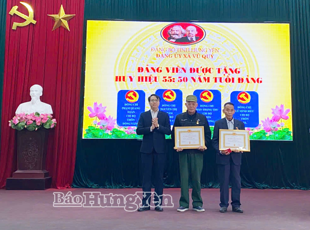 Lãnh đạo xã Vũ Quý trao tặng Huy hiệu Đảng cho các đảng viên.