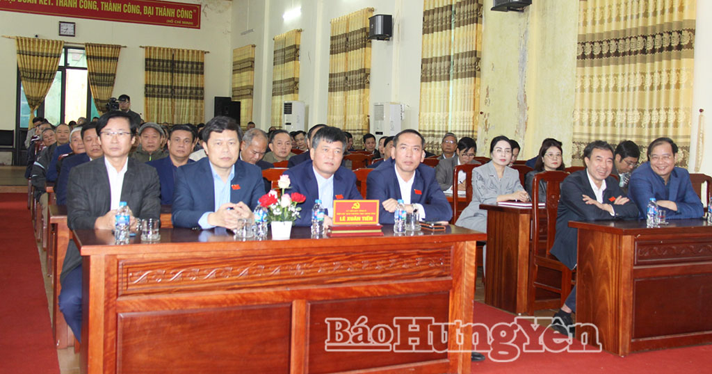 Đồng chí Trần Quốc Toản, Phó Bí thư Thường trực Tỉnh ủy và các đại biểu dự hội nghị tiếp xúc cử tri. Ảnh: Vũ Huế