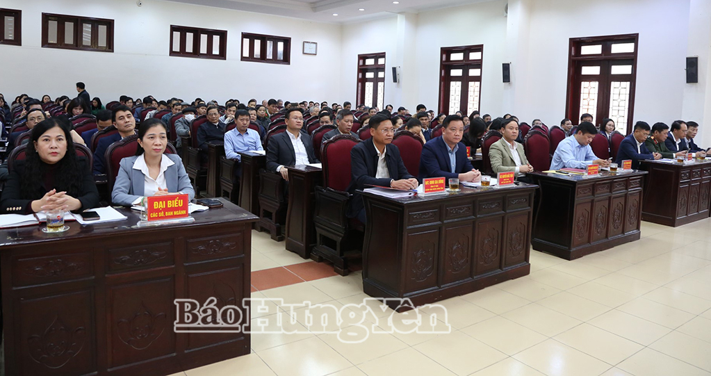 Đồng chí Nguyễn Khắc Thận, Phó Bí thư Tỉnh ủy, Chủ tịch UBND tỉnh và các đại biểu dự hội nghị tiếp xúc cử tri.