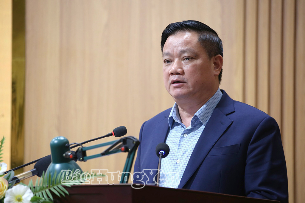 Đồng chí Nguyễn Khắc Thận, Phó Bí thư Tỉnh ủy, Chủ tịch UBND tỉnh phát biểu tại hội nghị tiếp xúc cử tri.