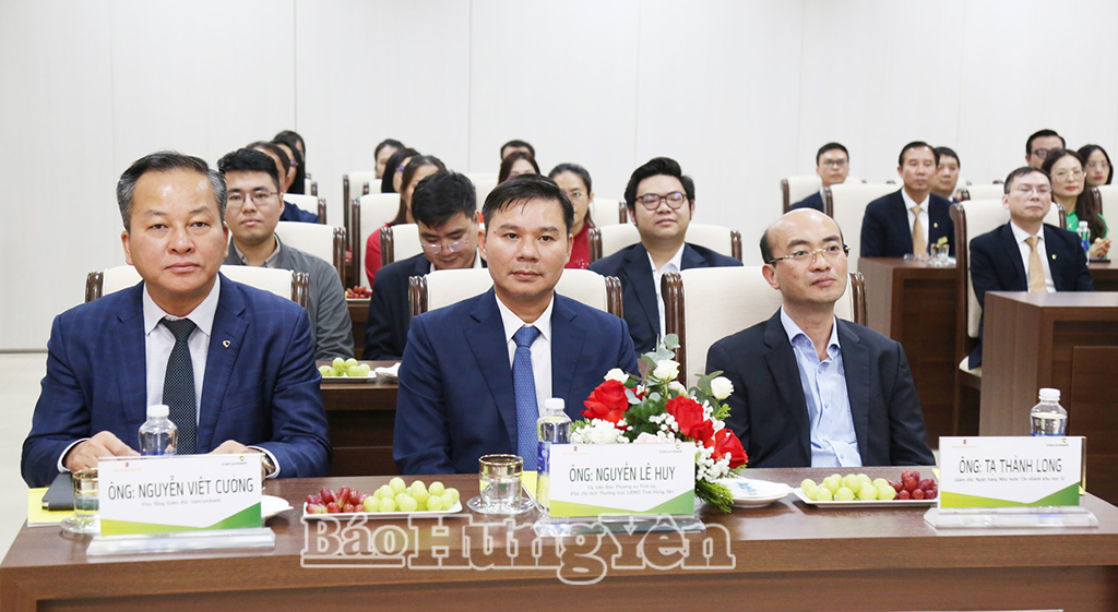 Các đại biểu dự buổi lễ. 