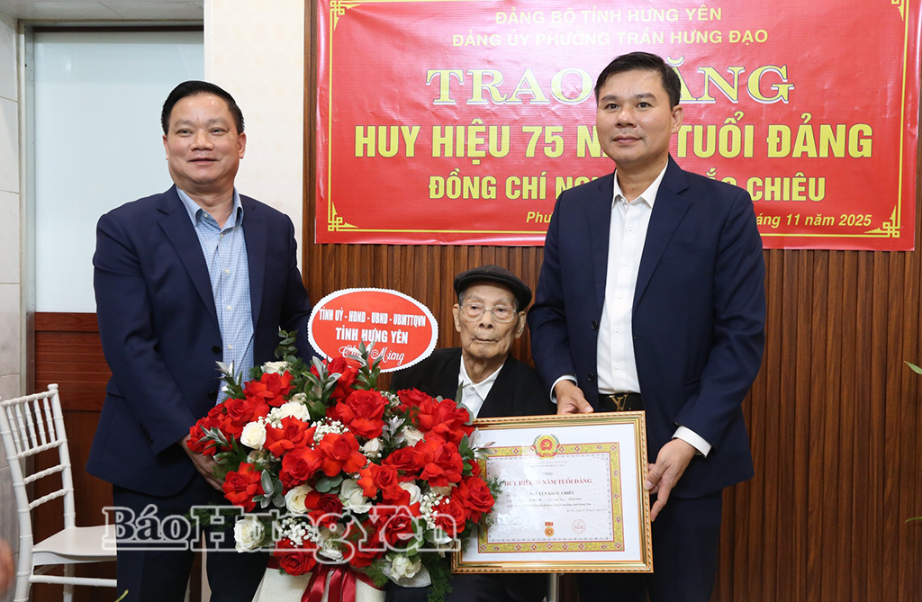 Các đồng chí: Nguyễn Khắc Thận, Phó Bí thư Tỉnh ủy, Chủ tịch UBND tỉnh; Nguyễn Lê Huy, Ủy viên Ban Thường vụ Tỉnh ủy, Phó Chủ tịch Thường trực UBND tỉnh trao Huy hiệu 75 năm tuổi Đảng và tặng hoa chúc mừng đồng chí Nguyễn Khắc Chiêu.