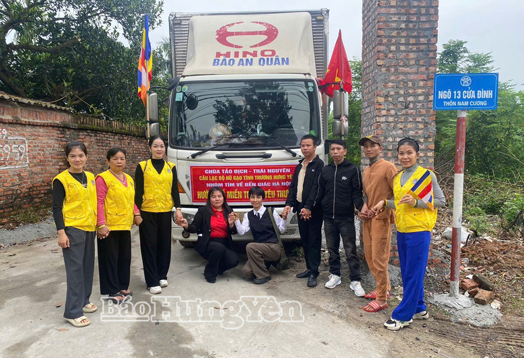 Sáng ngày 5/11, đoàn xe cứu trợ của Câu lạc bộ Hũ gạo tình thương xã Lạc Đạo xuất phát mang nhu yếu phẩm đến tỉnh Quảng Trị hỗ trợ đồng bào bị ảnh hưởng bởi mưa lũ.