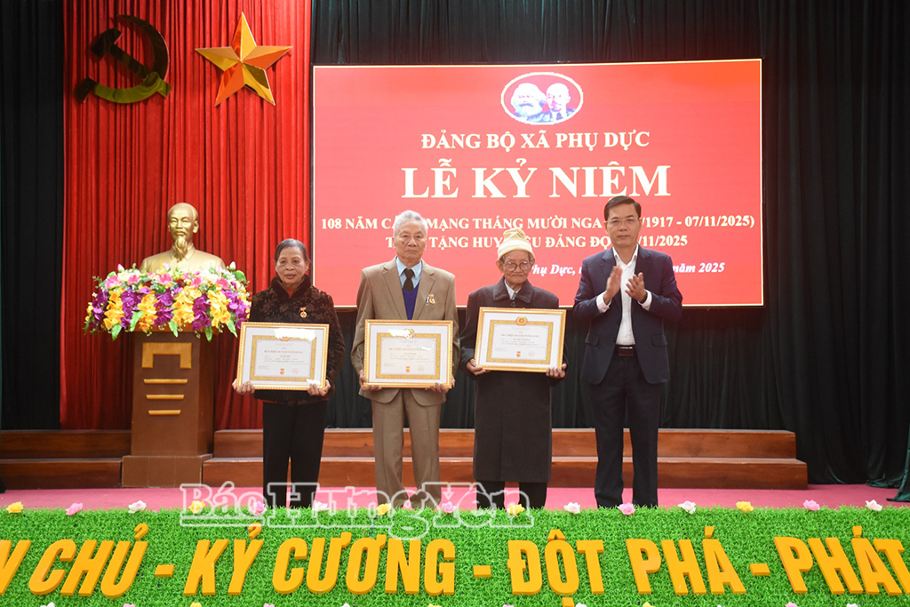 Lãnh đạo xã Phụ Dực trao tặng Huy hiệu 60 năm tuổi Đảng cho các đảng viên.