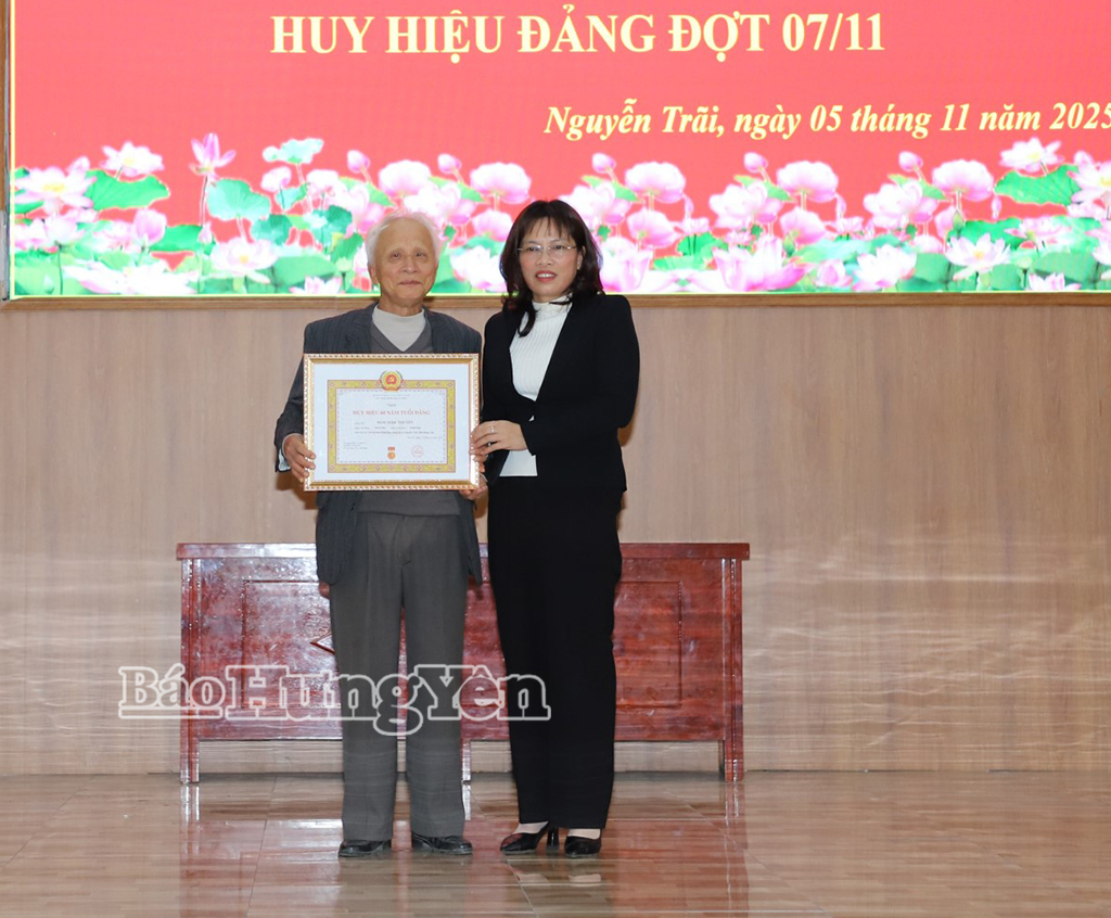 Lãnh đạo xã Nguyễn Trãi trao Huy hiệu 60 năm tuổi Đảng tặng đảng viên Đàm Ngọc Thuyết, Chi bộ thôn Đông Bạn. Ảnh: Đào Doan