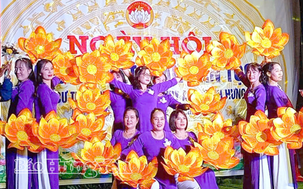 Người dân thôn Nhạo Sơn, xã Thụy Anh biểu diễn văn nghệ trong Ngày hội Đại đoàn kết toàn dân tộc.