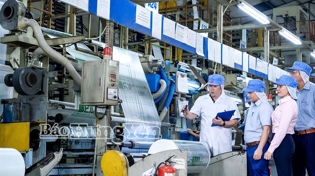 Kiểm tra chất lượng sản phẩm tại Công ty Cổ phần Nhựa Hưng Yên.