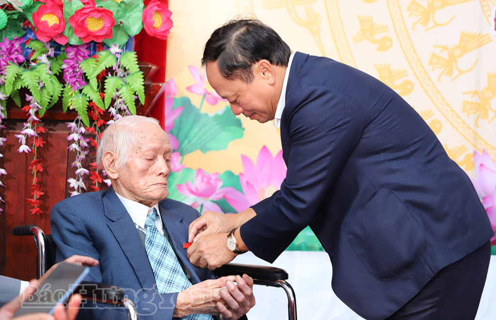 Đồng chí Phó Bí thư Tỉnh ủy, Chủ tịch HĐND tỉnh Trần Quốc Văn trao Huy hiệu 80 năm tuổi Đảng tặng đảng viên Nguyễn Văn Na, sinh hoạt tại Chi bộ thôn Dung, Đảng bộ xã Hoàng Hoa Thám.