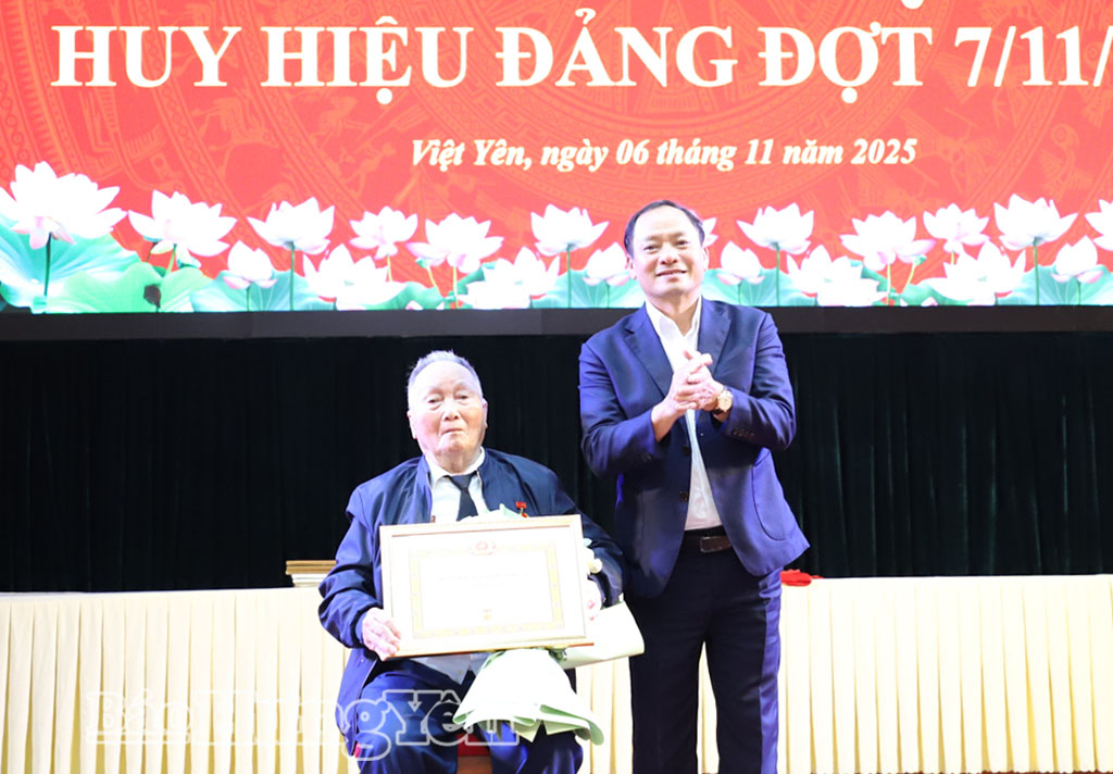 Đồng chí Phó Bí thư Tỉnh ủy, Chủ tịch HĐND tỉnh Trần Quốc Văn trao Huy hiệu 80 năm tuổi Đảng tặng đảng viên Phạm Bạt Tụy, sinh hoạt tại Chi bộ Bắc Khu, Đảng bộ xã Việt Yên.