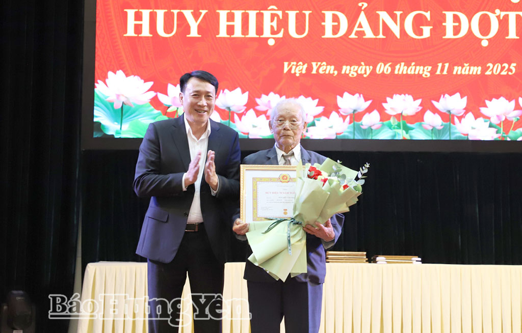 Đồng chí Phạm Văn Khuê, Ủy viên Ban Thường vụ, Trưởng ban Tổ chức Tỉnh ủy trao Huy hiệu 70 năm tuổi Đảng tặng đảng viên Nguyễn Văn Ngọ, sinh hoạt tại Chi bộ thôn Bình Phú, Đảng bộ xã Việt Yên.