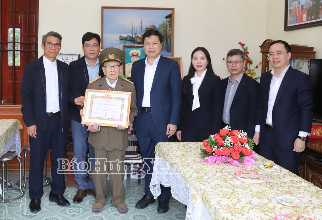 Đồng chí Phó Bí thư Thường trực Tỉnh ủy Trần Quốc Toản trao Huy hiệu 80 năm tuổi Đảng tặng đảng viên Đỗ Hữu Chi.