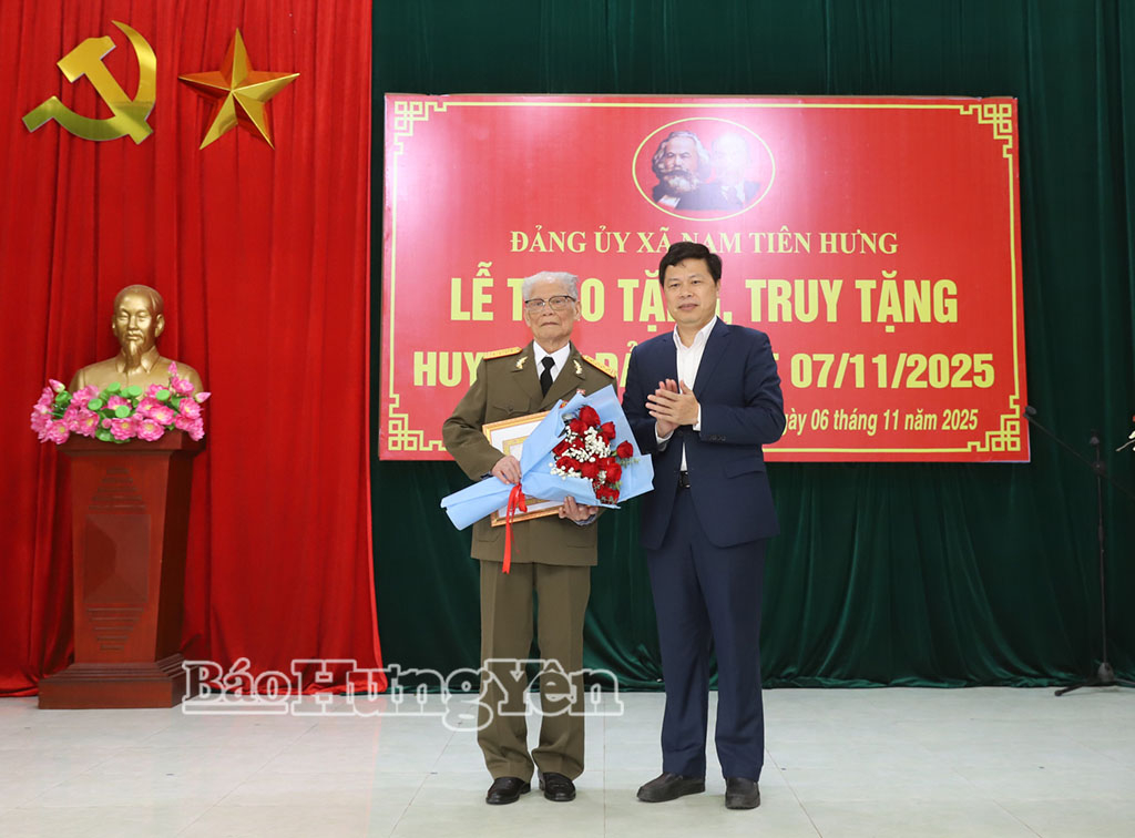 Đồng chí Phó Bí thư Thường trực Tỉnh ủy Trần Quốc Toản trao Huy hiệu 75 năm tuổi Đảng tặng đảng viên Bùi Anh Oánh.