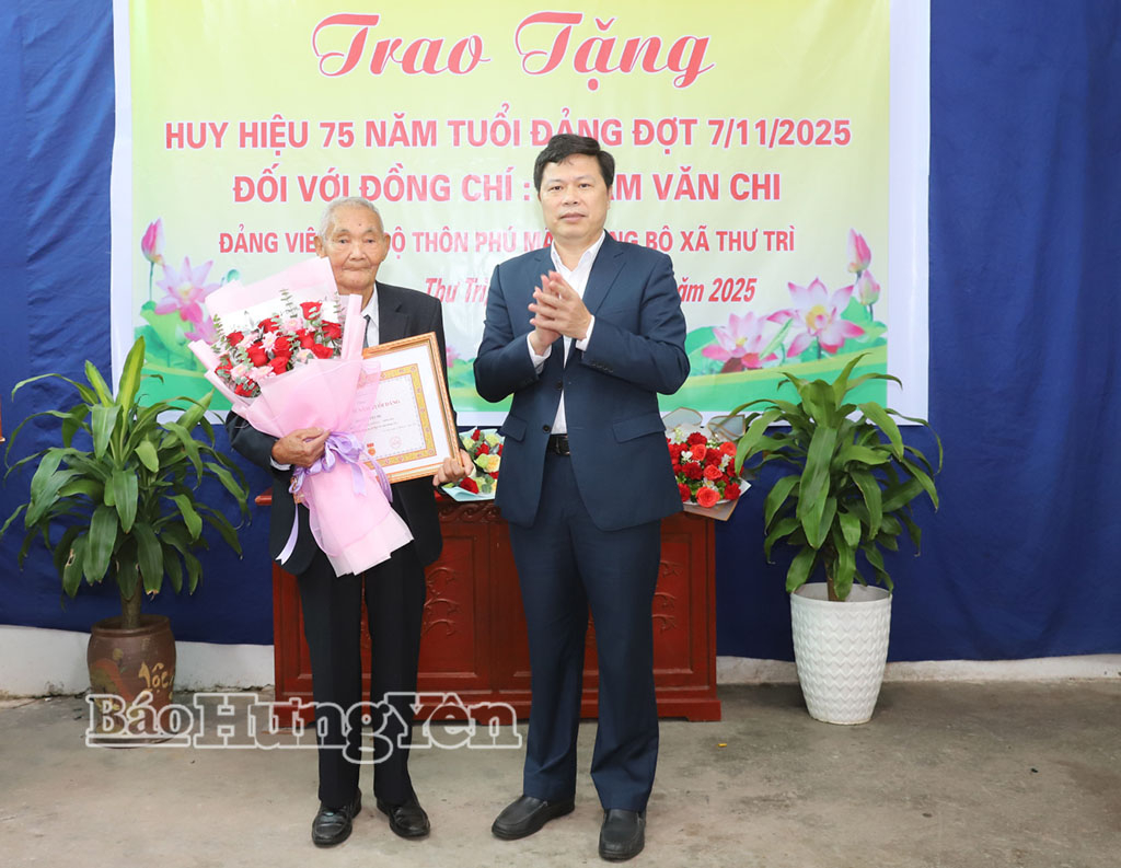 Đồng chí Phó Bí thư Thường trực Tỉnh ủy Trần Quốc Toản trao Huy hiệu 75 năm tuổi Đảng tặng đảng viên Phạm Văn Chi.