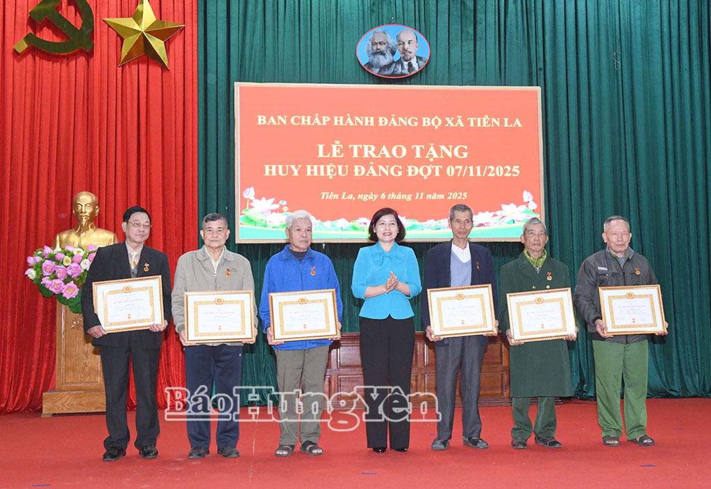 Lãnh đạo xã Tiên La trao Huy hiệu 55 và 50 năm tuổi Đảng tặng các đảng viên.