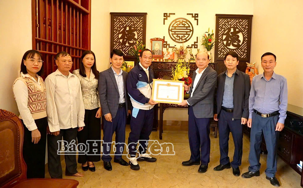 Đồng chí Phó Chủ tịch HĐND tỉnh Đặng Thanh Giang trao Huy hiệu 70 năm tuổi Đảng cho thân nhân đảng viên Vũ Thị Lỳ.